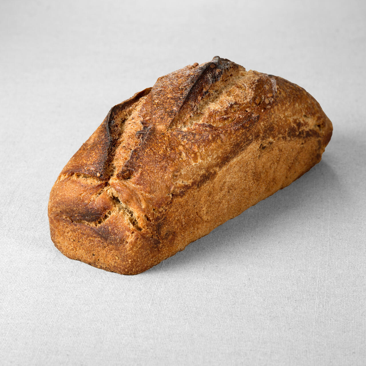 Grand pain issu d'une farine de blé semi complète et d'une farine de seigle avec graines de tournesol  moulé au pur levain naturel