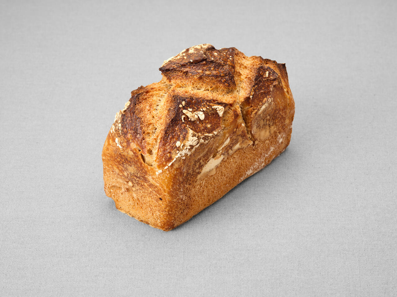Petit pain issu d'une farine de blé semi complète moulé au pur levain naturel sans sel