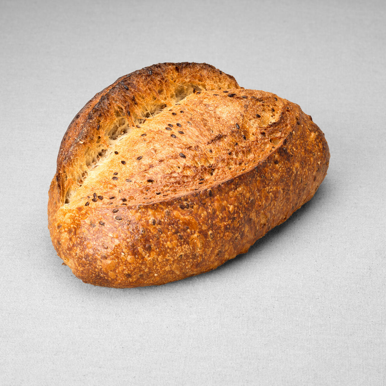 Grand pain issu d'une farine de blé blanche aux graines de lin non moulé au pur levain naturel