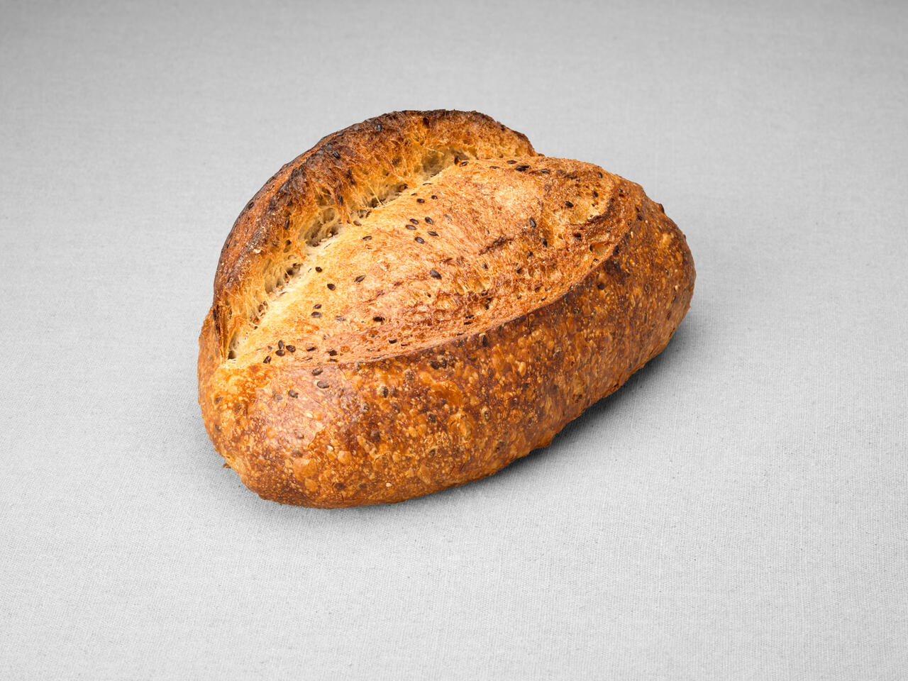 Grand pain issu d'une farine de blé blanche aux graines de lin non moulé au pur levain naturel