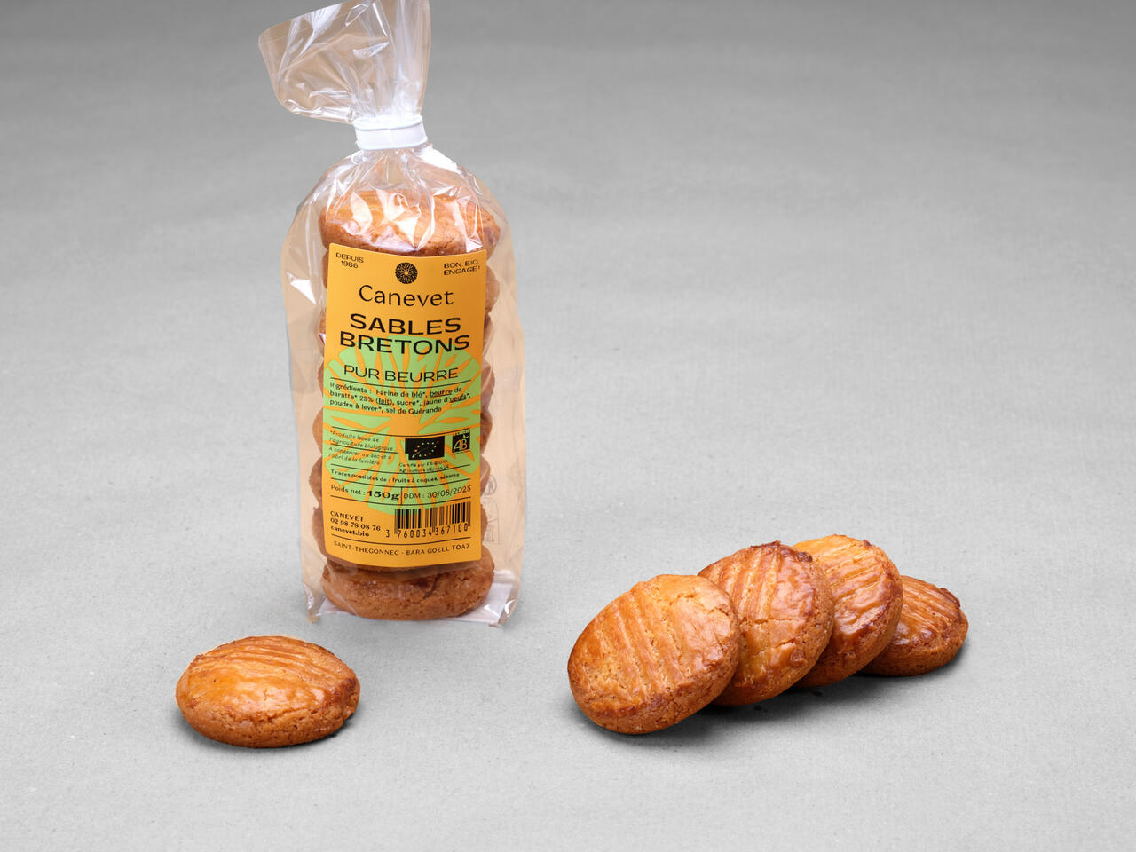Sachet contenant des sablés bretons posé sur un fond gris