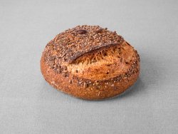 Petit pain issu d'une farine de blé complète multigraines non moulé au pur levain naturel