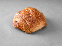 Pain au chocolat posé sur un fond gris