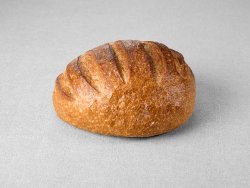 Petit pain issu d'une farine de blé semi complète non moulé au pur levain naturel
