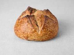 Petit pain issu d'une farine de blé blanche aux noix non moulé au pur levain naturel