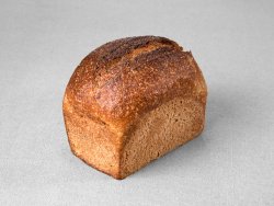Petit pain issu d'une farine de blé complète moulé au pur levain naturel