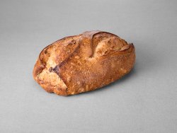 Grand pain issu d'une farine de blé blanche aux graines de courge non moulé au pur levain naturel