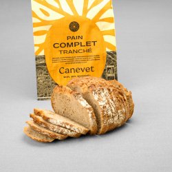 Pain complet au pur levain naturel tranché avec packaging en arrière plan