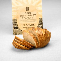 Pain semi complet non moulé au pur levain naturel tranché avec packaging en arrière plan