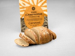 Pain campagne au pur levain naturel tranché avec packaging en arrière plan