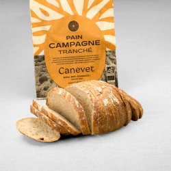 Pain campagne au pur levain naturel tranché avec packaging en arrière plan