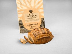 Pain seigle au pur levain naturel tranché avec packaging en arrière plan