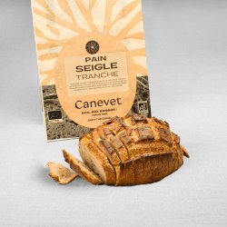 Pain seigle au pur levain naturel tranché avec packaging en arrière plan