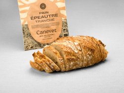Pain épeautre au pur levain naturel tranché avec packaging en arrière plan