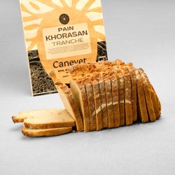 Pain Khorasan au pur levain naturel tranché avec packaging en arrière plan