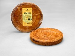 Gâteau breton au caramel beurre salé posé sur un fond gris