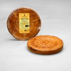 Gâteau breton au caramel beurre salé posé sur un fond gris