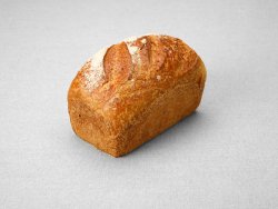 Petit pain issu d'une farine de blé semi complète moulé au pur levain naturel