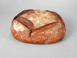 Grand pain rond issu d'une farine de blé complète au pur levain naturel
