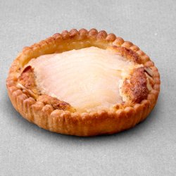 Tartelette aux poires et aux amandes posée sur un fond gris