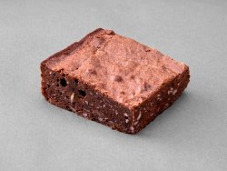 Brownie au chocolat posé sur un fond gris