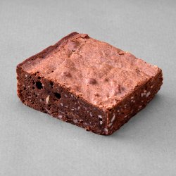 Brownie au chocolat posé sur un fond gris