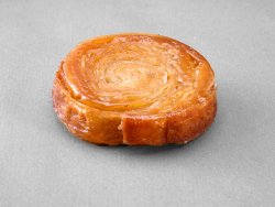 Petit kouign amann posé sur un fond gris