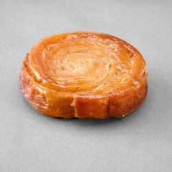 Petit kouign amann posé sur un fond gris