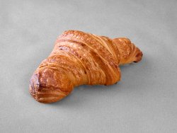 Croissant posé sur un fond gris