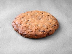 Cookie Khorasan chocolat posé sur un fond gris
