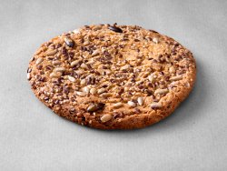 Cookie engrain multigraines posé sur un fond gris
