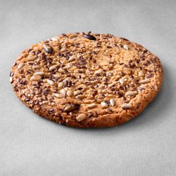 Cookie engrain multigraines posé sur un fond gris