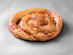 Pain aux raisins posé sur un fond gris