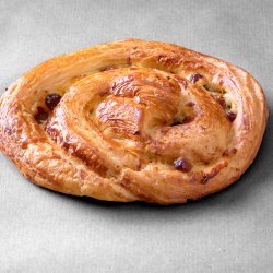 Pain aux raisins posé sur un fond gris