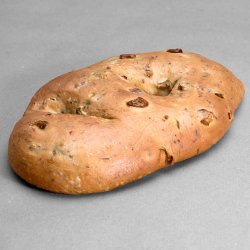 Fougasse olives vertes et herbes de Provence posée sur un fond gris