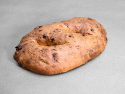 Fougasse tomates séchées, ail et basilic posées sur un fond gris