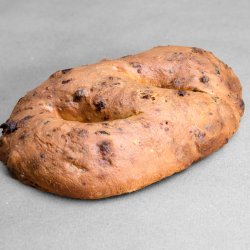 Fougasse tomates séchées, ail et basilic posées sur un fond gris
