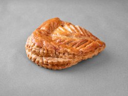 Chausson aux pommes posé sur un fond gris
