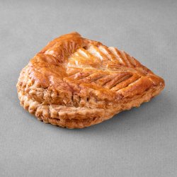Chausson aux pommes posé sur un fond gris