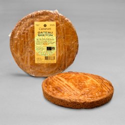 Gâteau breton aux pruneaux posé sur un fond gris