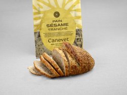 Pain sésame au pur levain naturel tranché avec packaging en arrière plan