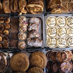 Gâteau breton nature posé sur un fond gris